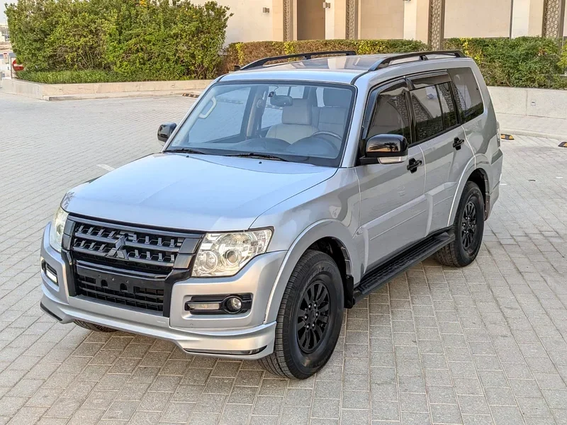 2015 Mitsubishi Pajero GLS MID OPTION V6 Engine 3.5 Litres GCC Specs