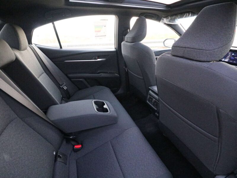 2025 Toyota Camry LE 2.5L 4-cylinder Engine Hybrid Silver Black Sedan