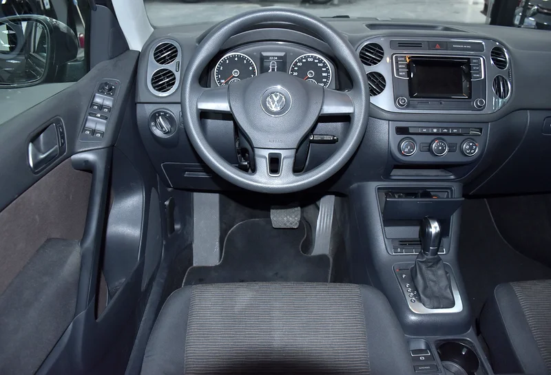 2016 Volkswagen Tiguan SE 4 Cylinders Engine Grey Black Crossover GCC