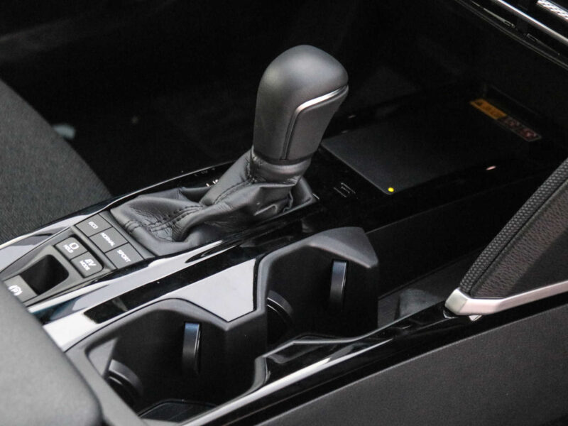 2025 Toyota Camry LE 2.5L 4-cylinder Engine Hybrid Silver Black Sedan