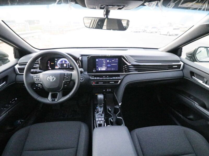 2025 Toyota Camry LE 2.5L 4-cylinder Engine Hybrid Silver Black Sedan