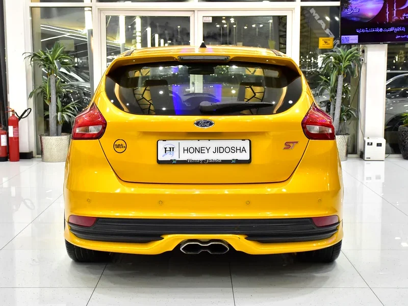 2016 Ford Focus ST 4 Cylinder Petrol Engine Yellow Black Hatchback GCC