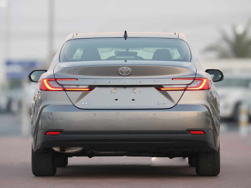 2025 Toyota Camry LE 2.5L 4-cylinder Engine Hybrid Silver Black Sedan