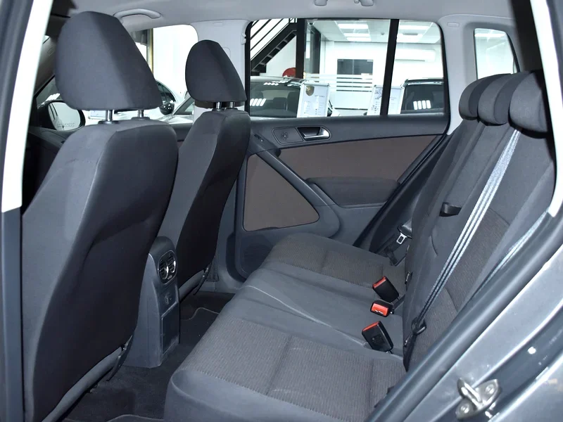 2016 Volkswagen Tiguan SE 4 Cylinders Engine Grey Black Crossover GCC