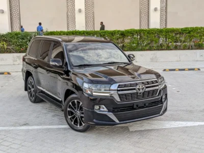 2018 Toyota Land Cruiser GXR DIESEL V8 D-4D GCC Specs Black Beige SUV