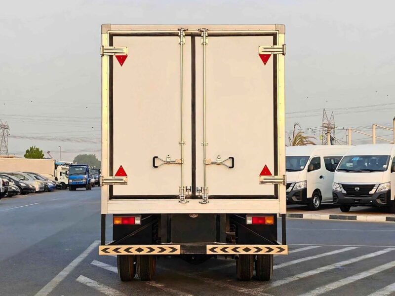 2022 Mitsubishi Fuso Canter FREEZER BOX 4.2L 6 Cylinders DIESEL MT White Black Truck