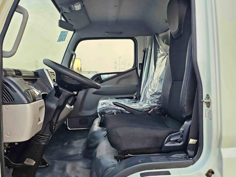2022 Mitsubishi Fuso Canter FREEZER BOX 4.2L 6 Cylinders DIESEL MT White Black Truck