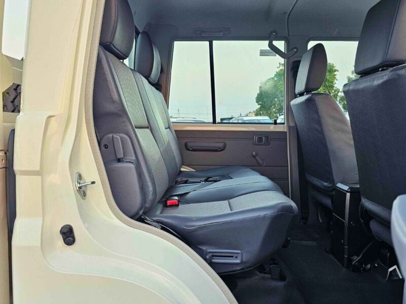 2025 Toyota Land Cruiser Pick Up LC79 DOUBLE CABIN 4.2L V6 DIESEL White Black
