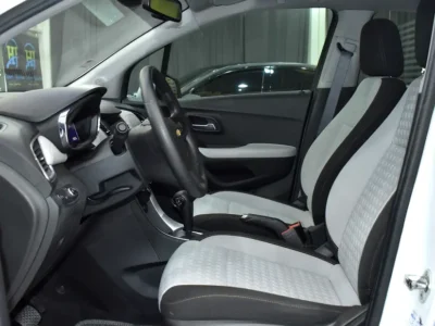 2017 Chevrolet Trax LT 4 Cylinder Petrol Engine White Grey Crossover GCC Specs
