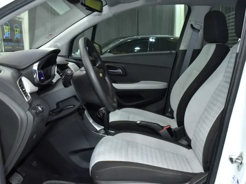 2017 Chevrolet Trax LT 4 Cylinder Petrol Engine White Grey Crossover GCC Specs
