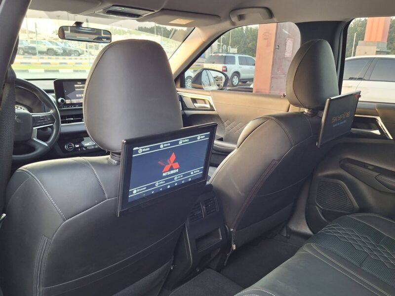2024 Mitsubishi Outlander 2.5-liter 4-cylinder Petrol Engine White Black SUV GCC Specs