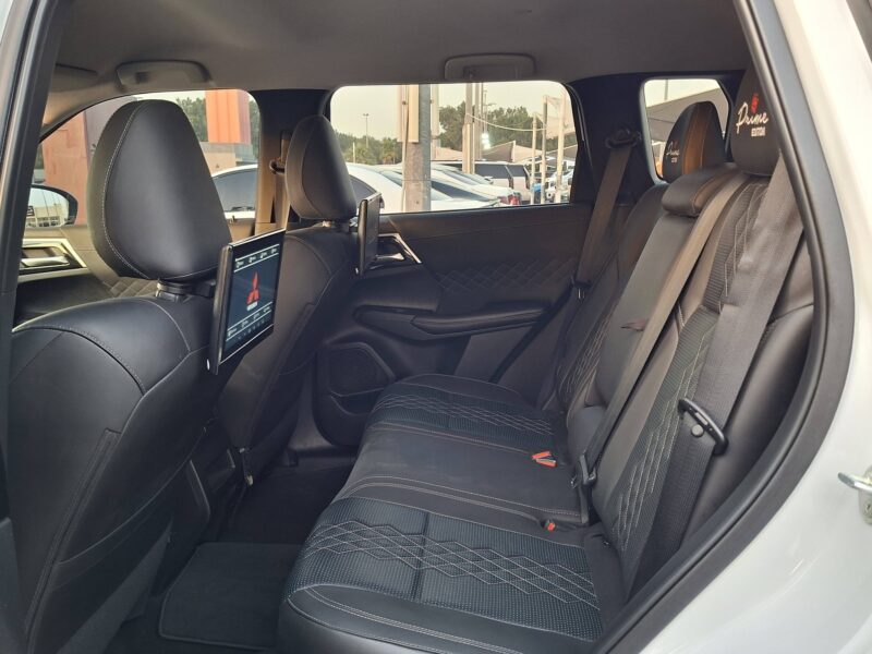 2024 Mitsubishi Outlander 2.5-liter 4-cylinder Petrol Engine White Black SUV GCC Specs