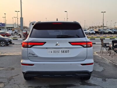 2024 Mitsubishi Outlander 2.5-liter 4-cylinder Petrol Engine White Black SUV GCC Specs