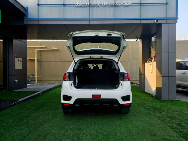 2022 Mitsubishi ASX GCC Specs GLX 2.0 Litres V4 Petrol Engine White Grey SUV