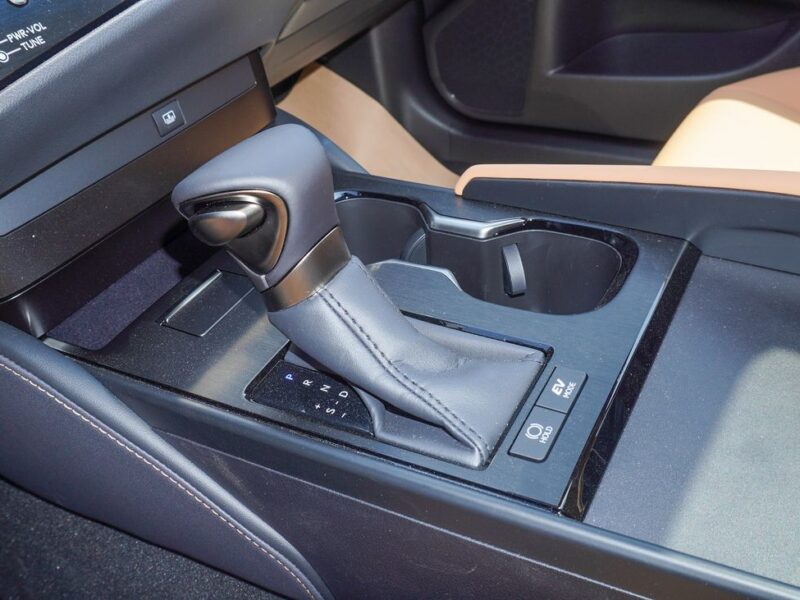 2025 Lexus ES300h 2.5L Hybrid 4 Cylinders Engine White Tan Sedan GCC Specs