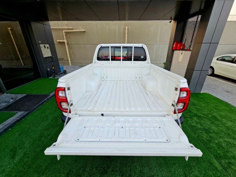 2022 Toyota Hilux SR5 4 Cylinder Petrol Engine White Red Pick Up Truck GCC Specs