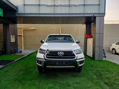 2022 Toyota Hilux SR5 4 Cylinder Petrol Engine White Red Pick Up Truck GCC Specs