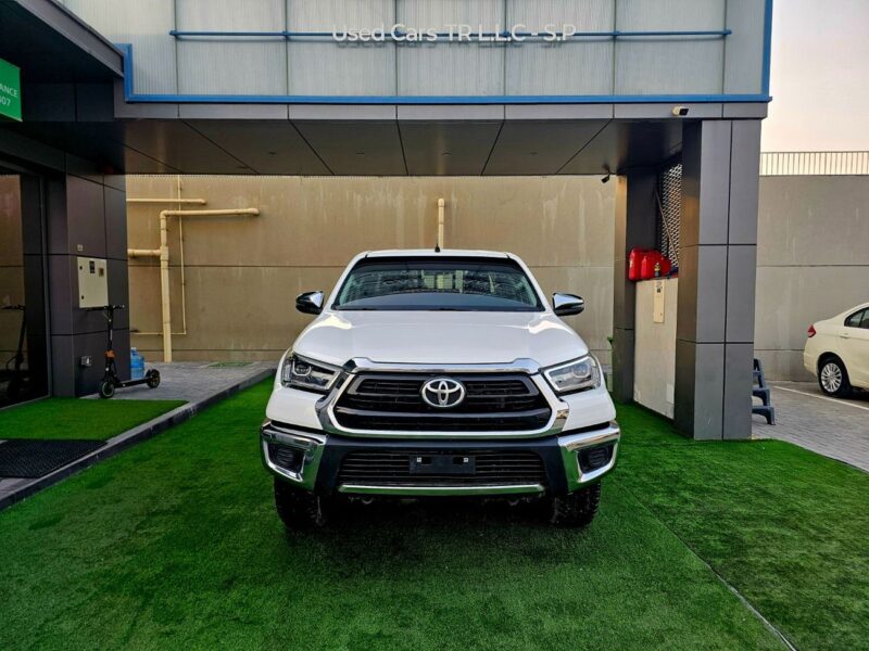 2022 Toyota Hilux SR5 4 Cylinder Petrol Engine White Red Pick Up Truck GCC Specs