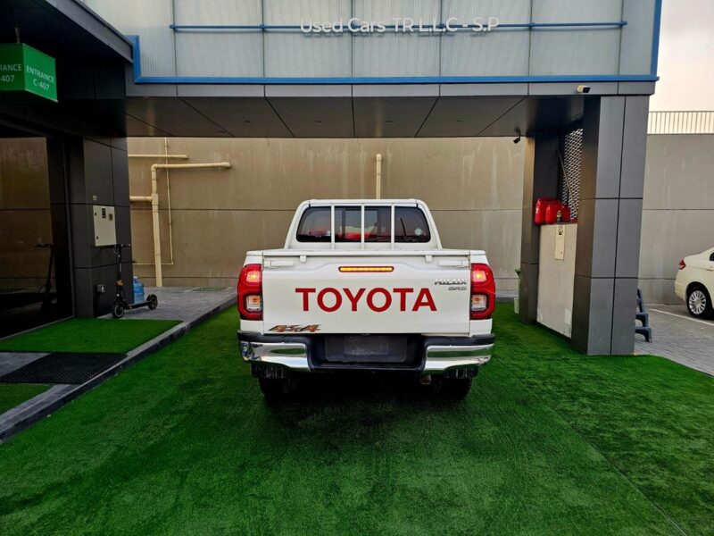 2022 Toyota Hilux SR5 4 Cylinder Petrol Engine White Red Pick Up Truck GCC Specs
