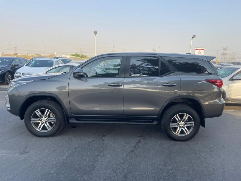 2022 Toyota Fortuner GXL 2.8-liter Four-Cylinder Turbo-Diesel Engine Grey SUV 4WD