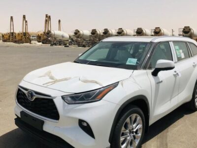 2023 Toyota Highlander Hybrid 2.5-liter 4 Cylinder Engine White Beige SUV AWD