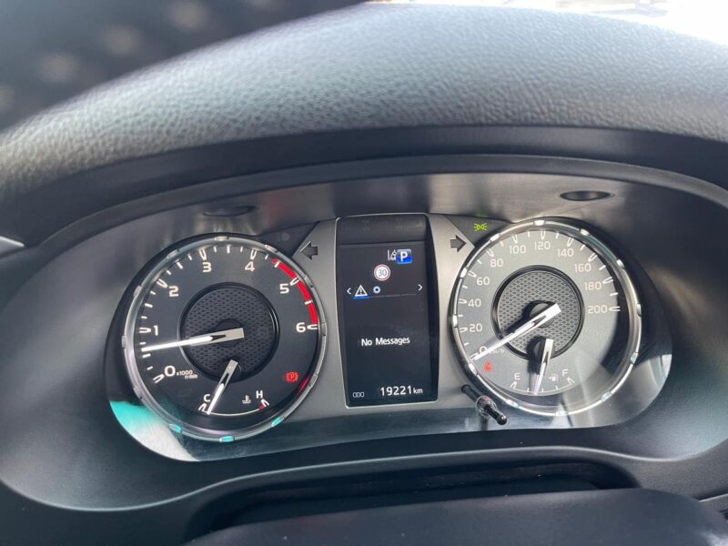 2023 Toyota Hilux SR5 Dual Cab 2.8L 4-cylinder Engine Diesel Automatic White Grey Pickup