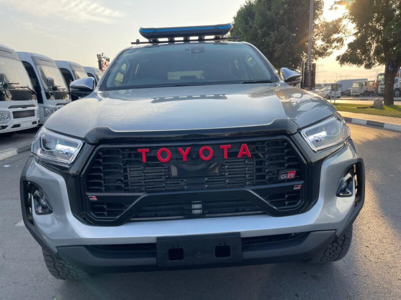 2022 Toyota Hilux 2.8L Diesel Automatic SR5 Double Cab 4 Cylinders Engine Grey Black