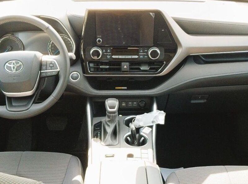 2024 Toyota Highlander GLE 2.5L 4 Cylinders Hybrid Engine Grey Black SUV GCC Specs