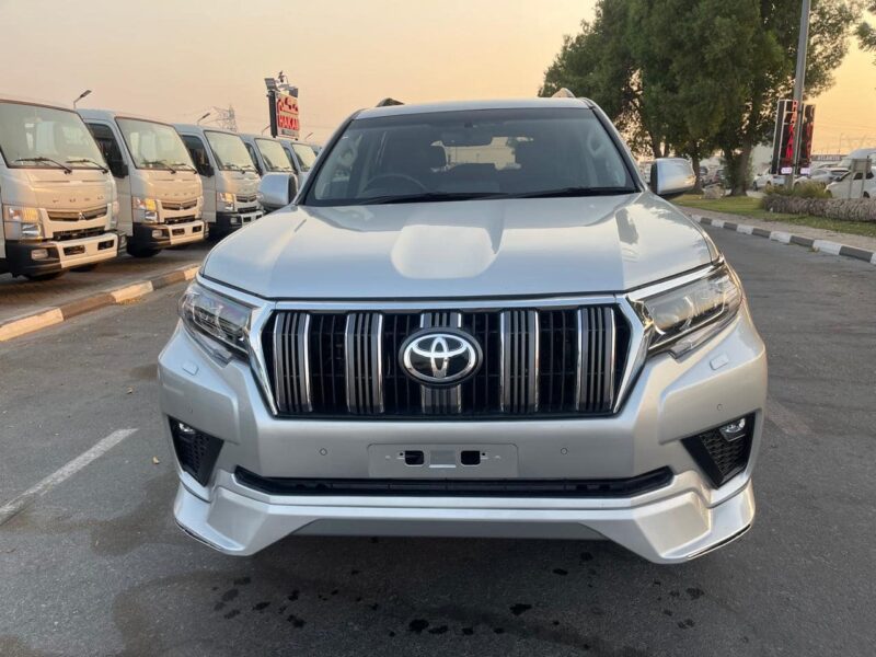 2017 Toyota Landcruiser Prado Altitude 2.8-liter 4-cylinder Turbodiesel Silver Black SUV