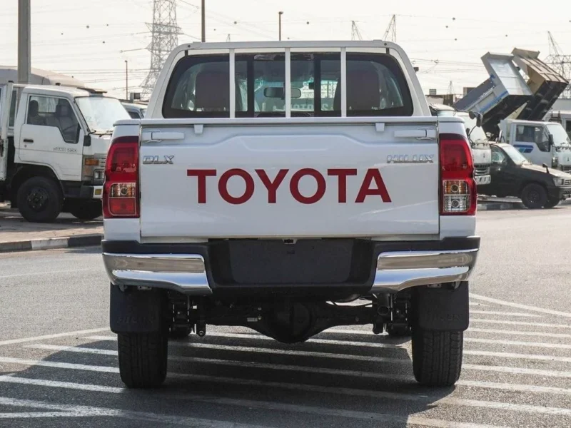 2025 Toyota Hilux DLX 2.7L 4 Cylinder Petrol Engine 4WD AT White Red Pickup Truck GCC