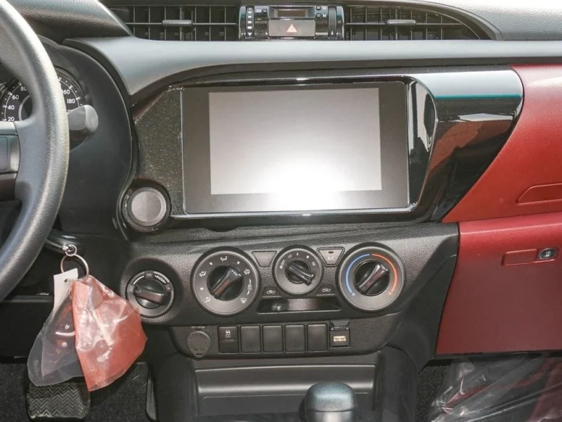 2025 Toyota Hilux DLX 2.7L 4 Cylinder Petrol Engine 4WD AT White Red Pickup Truck GCC