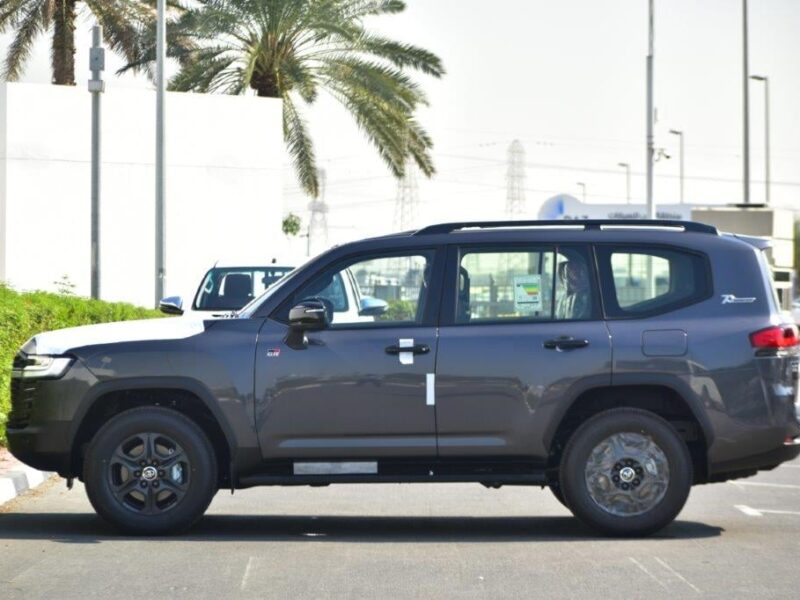 2022 Toyota Land Cruiser 300 GR Sport 3.3L V6 Diesel Twin Turbo Grey Red SUV 4WD