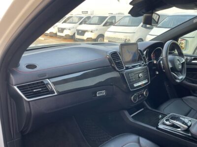 2019 Mercedes-Benz GLE 350d 4MATIC 2.9-liter Turbocharged Diesel V6 White Black SUV