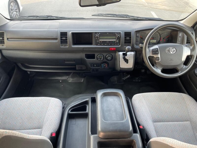 2018 Toyota HiAce Commuter SLWB 3.0 Litre 4 Cylinders Diesel Engine White Grey Van