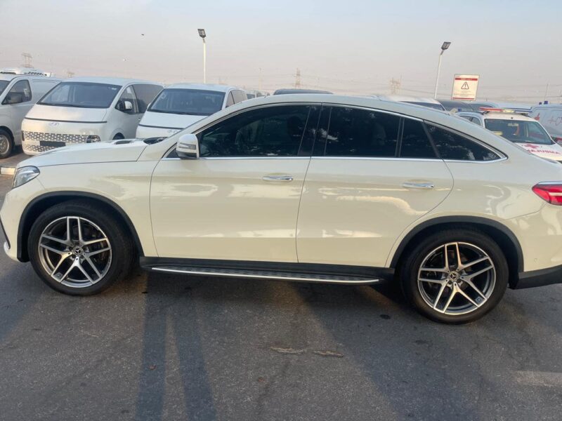 2019 Mercedes-Benz GLE 350d 4MATIC 2.9-liter Turbocharged Diesel V6 White Black SUV