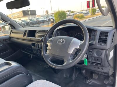 2018 Toyota HiAce Commuter SLWB 3.0 Litre 4 Cylinders Diesel Engine White Grey Van
