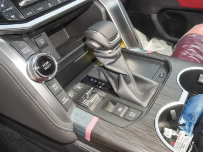 2025 Toyota Land Cruiser VXR 3.5L 6 Cylinder TWIN TURBO White Red SUV GCC Specs