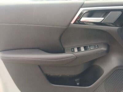2025 Mitsubishi Outlander 2.5-liter 4-cylinder Petrol Engine Silver Black SUV GCC Specs