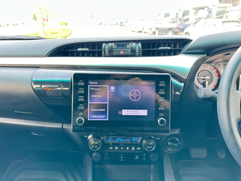 2021 Toyota Hilux SR5 Dual Cab 2.8 4 Cylinders Diesel Automatic 4x4 White Black Pickup