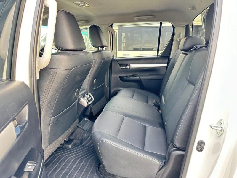 2021 Toyota Hilux SR5 Dual Cab 2.8 4 Cylinders Diesel Automatic 4x4 White Black Pickup