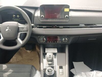 2025 Mitsubishi Outlander 2.5-liter 4-cylinder Petrol Engine Silver Black SUV GCC Specs