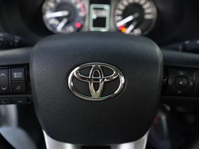 2025 Toyota Hilux GLS 2.7L Inline-4 Petrol Engine Single Cabin 4WD M/T White Red Pickup