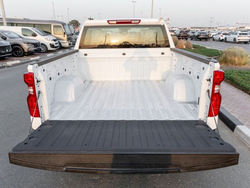 2025 CHEVROLET SILVERADO V8 Petrol Engine 5.3 Litres 4WD GCC Specs White Black Pickup