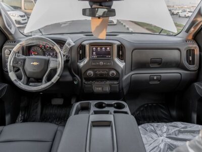 2025 CHEVROLET SILVERADO V8 Petrol Engine 5.3 Litres 4WD GCC Specs White Black Pickup