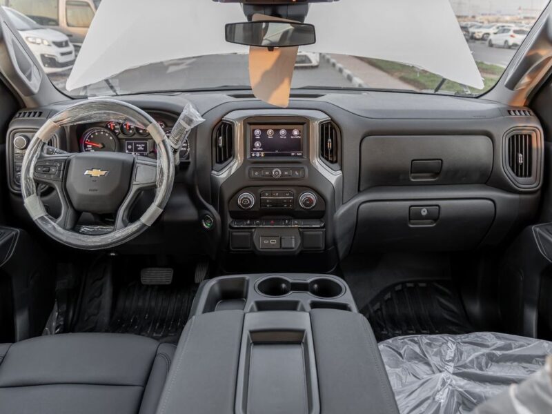 2025 CHEVROLET SILVERADO V8 Petrol Engine 5.3 Litres 4WD GCC Specs White Black Pickup