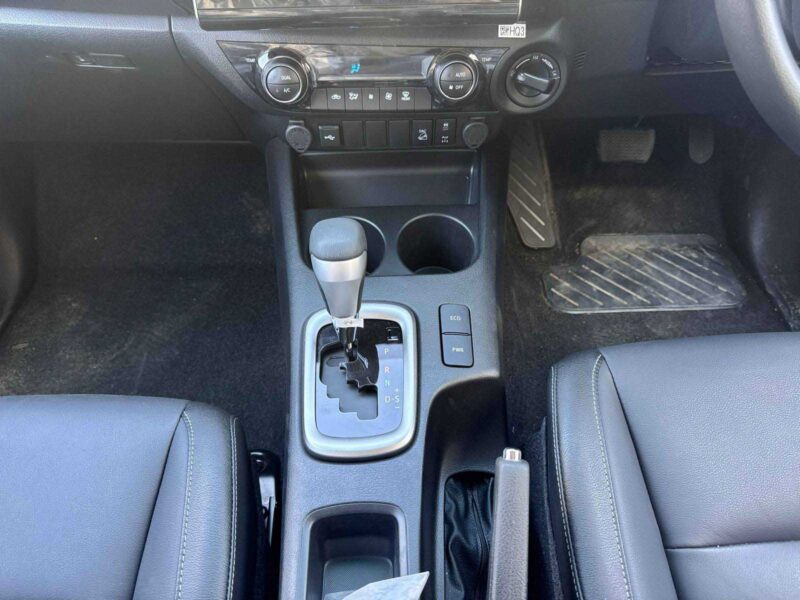 2025 Toyota Hilux Double Cab RHD 2.8L 4-cylinder Diesel Engine Black Pickup Truck