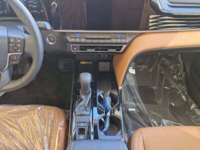 2025 Toyota Camry GLE 2.5-liter 4-cylinder Petrol Engine White Tan Sedan GCC Specs