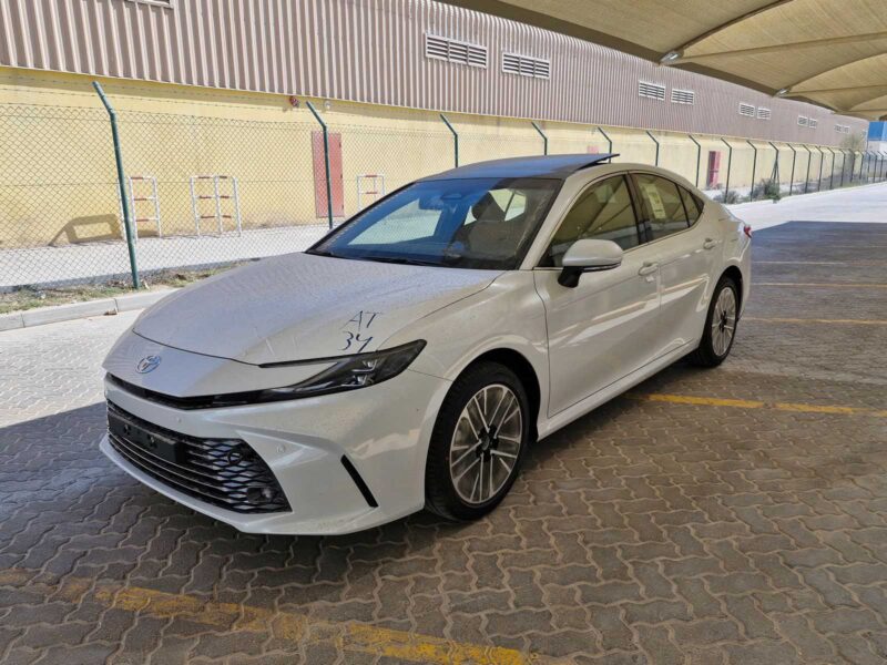 2025 Toyota Camry GLE 2.5-liter 4-cylinder Petrol Engine White Tan Sedan GCC Specs