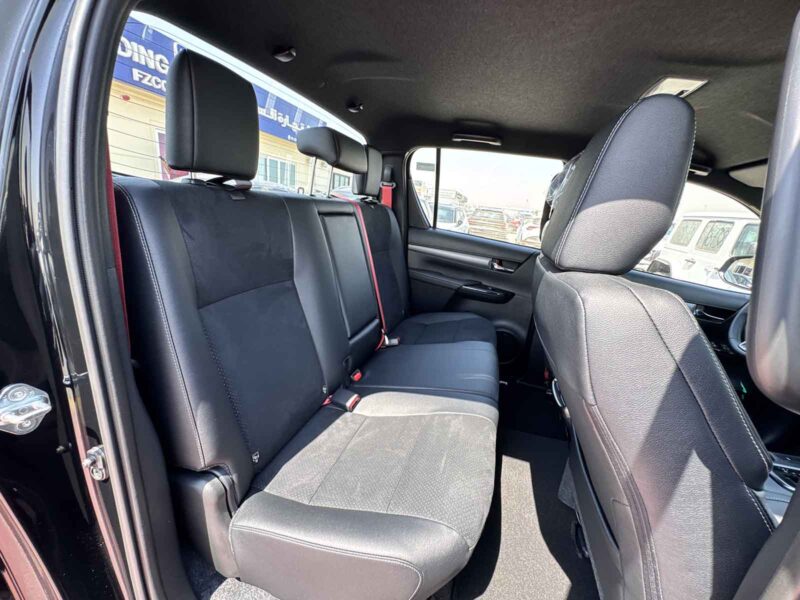 2025 Toyota Hilux Double Cab 2.8-liter 4-cylinder Turbo Diesel Black Pickup Truck GCC Specs