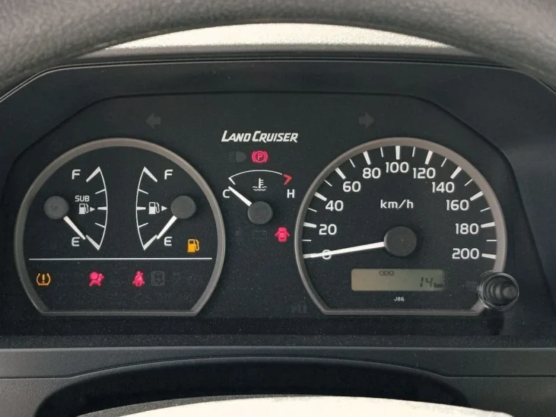 2025 Toyota Land Cruiser 79 Single Cab 2.8L 4-cylinder Turbocharged Diesel White Beige